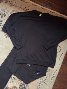 ALO Yoga Black Activewear Set with Logo Tag